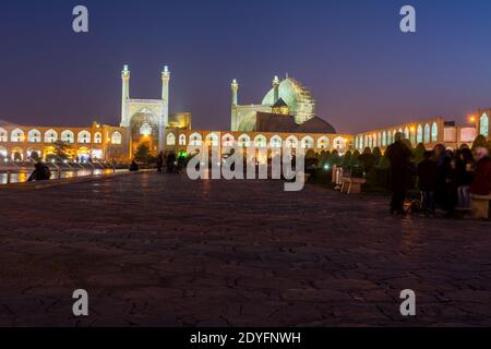 Vista notturna della moschea di Shah o della moschea di Imam, situata sul lato sud di piazza Naqsh-e Jahan, un importante sito storico. Foto Stock