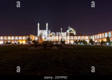 Vista notturna della moschea di Shah o della moschea di Imam, situata sul lato sud di piazza Naqsh-e Jahan, un importante sito storico. Foto Stock