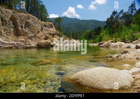 Fiume Solenzara ai piedi delle vette di Bavella nel sud-est dell'isola di Corsica, Francia. Foto di alta qualità Foto Stock