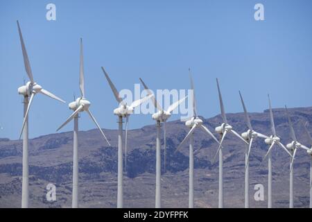 Turbine eoliche da energia pulita a Gran Canaria, Spagna. Energia eolica per l'elettricità. Concetto di energia rinnovabile. Foto Stock