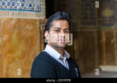 Ritratto del turista iraniano che visita la moschea di Shah, il sud di piazza Naqsh-e Jahan, un importante sito storico. Foto Stock