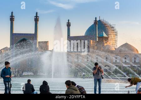 Vista notturna della moschea di Shah o della moschea di Imam in fase di ristrutturazione e tramonto, situato sul lato sud della piazza Naqsh-e Jahan, un importante istore Foto Stock