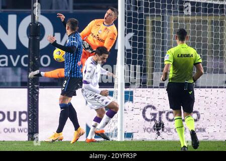 BERGAMO, ITALIA - DICEMBRE 13: Giacomo Bonaventura di Fiorentina, portiere Pierluigi Gollini di Atalanta durante la Serie A partita tra Atalanta Be Foto Stock