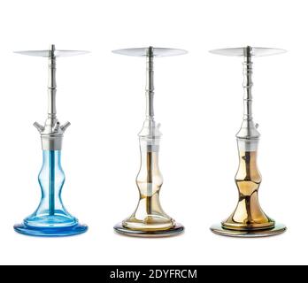 Un gruppo di narghilè o hookah moderni e minimalisti, con ciotola in cristallo e collo in acciaio inossidabile isolato su sfondo perfettamente bianco Foto Stock