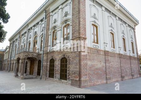 Edifici storici Palazzo Abyaz (Museo Etonologico) presso il complesso del palazzo Golestan a Teheran, Iran Foto Stock