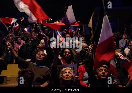 Incontro di François Fillon a Caen. Nonostante un concerto di pans all'aperto che si riferisce al caso di Penelope Gate, Francois Filon, candidato nella preda Foto Stock