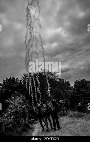 MAGGIO 2016. A Park Brequigny, gas pioggia ciottoli lacrimogeni su manifestanti con conseguente accensione di un incendio. MAGGIO 2016. Le mouvemet social du mois de mai à Rennes, Foto Stock