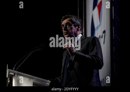 Incontro di François Fillon a Caen. Nonostante un concerto di pans all'aperto che si riferisce al caso di Penelope Gate, Francois Filon, candidato nella preda Foto Stock