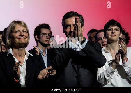 Incontro di François Fillon a Caen. Nonostante un concerto di pans all'aperto che si riferisce al caso di Penelope Gate, Francois Filon, candidato nella preda Foto Stock