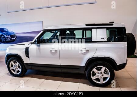 ROSTOV-ON-DON, RUSSIA - 7 DICEMBRE 2020: Land Rover Defender, nuovo modello popolare nel centro del concessionario, vista laterale Foto Stock