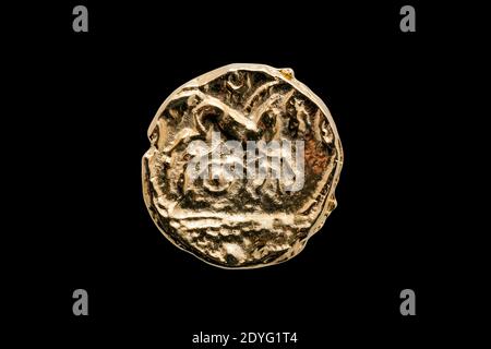Antico British Gold Stater moneta di Catuvellauni BC45-20 replica lato opposto mostrando un cavallo tagliato e isolato su uno sfondo nero, foto Foto Stock