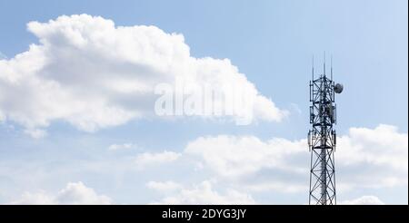 Torre a cella singola, stazione base cellulare, antenna, trasmettitore su sfondo blu nuvoloso, spazio copia Telecomunicazioni, rete di telefonia cellulare Foto Stock