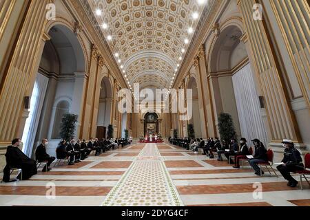 Città del Vaticano, Vaticano. 26 dicembre 2020. Papa Francesco consegna il suo tradizionale messaggio natalizio e la benedizione Urbi et Orbi ('alla Città e al mondo') in Vaticano il 25 dicembre 2020. Egli pronunciò il suo messaggio nella Sala di benedizione della Basilica di San Pietro, nella parte superiore subito dietro la loggia centrale dove avrebbe di solito trasmesso il suo messaggio. Credit: ABACAPRESS/Alamy Live News Foto Stock