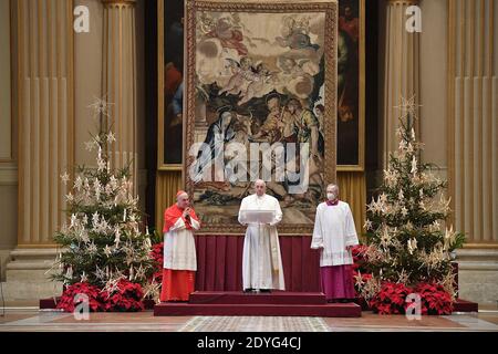 Città del Vaticano, Vaticano. 26 dicembre 2020. Papa Francesco consegna il suo tradizionale messaggio natalizio e la benedizione Urbi et Orbi ('alla Città e al mondo') in Vaticano il 25 dicembre 2020. Egli pronunciò il suo messaggio nella Sala della benedizione della Basilica di San Pietro, nella parte superiore subito dietro la loggia centrale dove avrebbe di solito consegnato il suo messaggio. Credit: ABACAPRESS/Alamy Live News Foto Stock