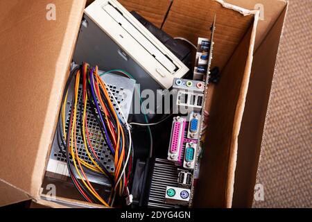Rifiuti elettronici, scatola di cartone piena di rifiuti elettronici, pc desktop datato vecchio, componenti per computer. Tecnologia obsoleta smaltimento sicuro, buttando via o Foto Stock