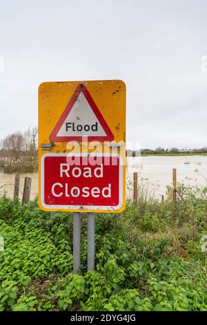 Earth Cambridgeshire, Regno Unito. 26 Dicembre 2020. Le strade sono chiuse dopo che il fiume Great Ouse ha fatto esplodere le sue rive dopo recenti forti piogge che hanno causato inondazioni lungo la valle di Ouse. Il fiume è uno dei principali sistemi di drenaggio dell'Anglia orientale che porta l'acqua attraverso l'Anglia orientale fino al Wash e al Mare del Nord a Norfolk. Le strade sono chiuse, i livelli d'acqua sono alti e si prevede pioggia più pesante. Credit: Julian Eales/Alamy Live News Foto Stock