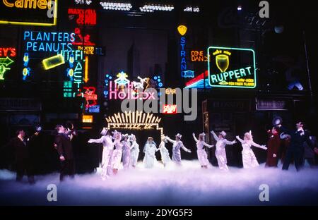 finale - centro: Julia McKenzie (Miss Adelaide, in abito da sposa) con la compagnia in RAGAZZI E BAMBOLE al Teatro Olivier, National Theatre (NT), Londra SE1 09/03/1982 basato sulla storia e i personaggi di Damon Runyon musica & testi: Frank Loesser libro: Jo Swerling & Abe Burrows set design: John Gunter Costumi: Sue Blane illuminazione: David Hersey coreografia: David Toguri regista: Richard Eyre Foto Stock