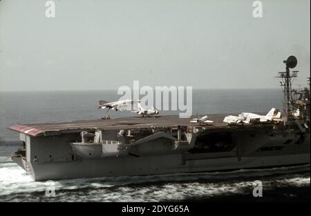 US NAVY / United States Navy Flugzeugträger Kitty-Hawk-Klasse / aereo Carrier Kitty-Hawk-Class - USS America CV-66 - Landing McDonnell Douglas F-4B FANTOCCIO II Foto Stock