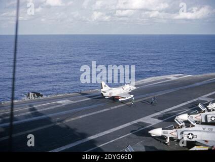 US NAVY / United States Navy Flugzeugträger Kitty-Hawk-Klasse / aereo Carrier Kitty-Hawk-Class - USS America CV-66 - Landing Douglas A4D-2N (A-4C) Skyhawk Foto Stock