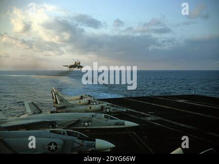 US NAVY / United States Navy Flugzeugträger Kitty-Hawk-Klasse / aereo Carrier Kitty-Hawk-Class - USS America CV-66 - Landing McDonnell Douglas F-4B FANTOCCIO II Foto Stock