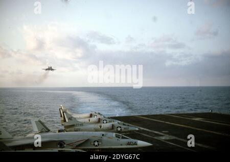 US NAVY / United States Navy Flugzeugträger Kitty-Hawk-Klasse / aereo Carrier Kitty-Hawk-Class - USS America CV-66 - Landing McDonnell Douglas F-4B FANTOCCIO II Foto Stock