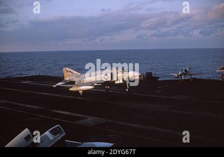 US NAVY / United States Navy Flugzeugträger Kitty-Hawk-Klasse / aereo Carrier Kitty-Hawk-Class - USS America CV-66 - Landing McDonnell Douglas F-4B FANTOCCIO II Foto Stock