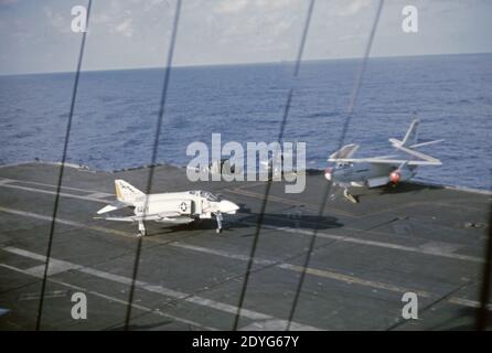 US NAVY / United States Navy Flugzeugträger Kitty-Hawk-Klasse / aereo Carrier Kitty-Hawk-Class - USS America CV-66 - Landing McDonnell Douglas F-4B FANTOCCIO II Foto Stock