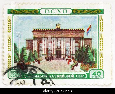 MOSCA, RUSSIA - 4 AGOSTO 2019: Francobollo stampato in Unione Sovietica (Russia) mostra Pavillon della SSR lettone, All-Union Agricultural Exhibition ( Foto Stock