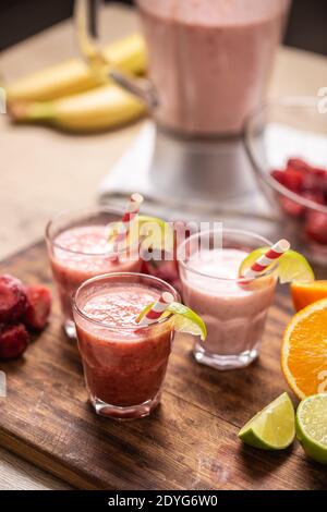 Selezione di frullati senza lattosio e frullati in tre tazze su tavola di legno. Foto Stock