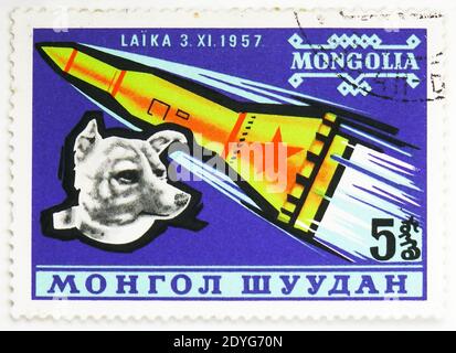 MOSCA, RUSSIA - 4 AGOSTO 2019: Francobollo stampato in Mongolia spettacoli Sputnik 2, URSS Space Explorations serie, circa 1963 Foto Stock