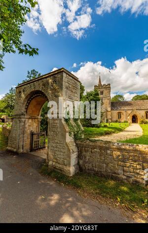 Il cancello d'ingresso alla chiesa di San Giacomo il Grande a Birlingham, Worcestershire, Inghilterra Foto Stock