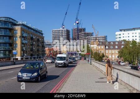 Vista da Kew Bridge verso il nuovo sviluppo collegato al Brentford Community Stadium, Brentford, Londra, Regno Unito. Foto Stock