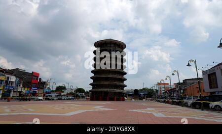 Teluk Intan, Perak, Malesia, 25 Dic 2020 - Menara Condong o Torre Pendente di Teluk Intan è una popolare attrazione turistica. Si tratta di una torre dell'orologio con 8 Foto Stock
