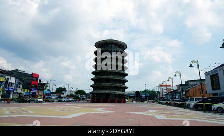 Teluk Intan, Perak, Malesia, 25 Dic 2020 - Menara Condong o Torre Pendente di Teluk Intan è una popolare attrazione turistica. Si tratta di una torre dell'orologio con 8 Foto Stock