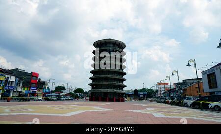Teluk Intan, Perak, Malesia, 25 Dic 2020 - Menara Condong o Torre Pendente di Teluk Intan è una popolare attrazione turistica. Si tratta di una torre dell'orologio con 8 Foto Stock