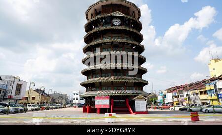 Teluk Intan, Perak, Malesia, 25 Dic 2020 - Menara Condong o Torre Pendente di Teluk Intan è una popolare attrazione turistica. Si tratta di una torre dell'orologio con 8 Foto Stock
