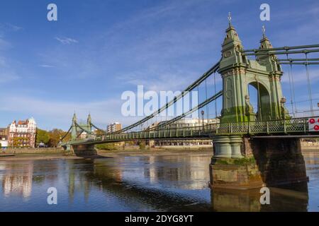 Hammersmith Bridge sul Tamigi, chiuso a causa di gravi difetti nella struttura di 133 anni fa, Londra, Regno Unito. Foto Stock