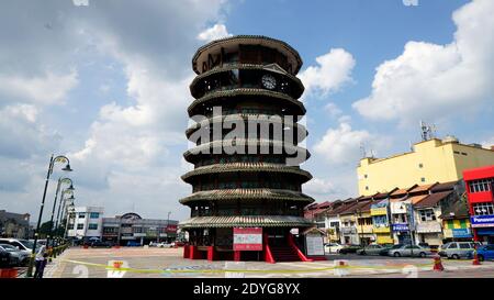Teluk Intan, Perak, Malesia, 25 Dic 2020 - Menara Condong o Torre Pendente di Teluk Intan è una popolare attrazione turistica. Si tratta di una torre dell'orologio con 8 Foto Stock