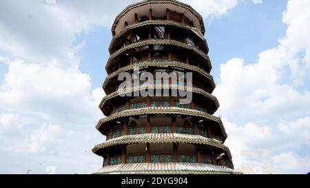 Teluk Intan, Perak, Malesia, 25 Dic 2020 - Menara Condong o Torre Pendente di Teluk Intan è una popolare attrazione turistica. Si tratta di una torre dell'orologio con 8 Foto Stock