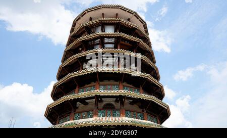 Teluk Intan, Perak, Malesia, 25 Dic 2020 - Menara Condong o Torre Pendente di Teluk Intan è una popolare attrazione turistica. Si tratta di una torre dell'orologio con 8 Foto Stock