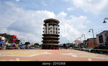 Teluk Intan, Perak, Malesia, 25 Dic 2020 - Menara Condong o Torre Pendente di Teluk Intan è una popolare attrazione turistica. Si tratta di una torre dell'orologio con 8 Foto Stock