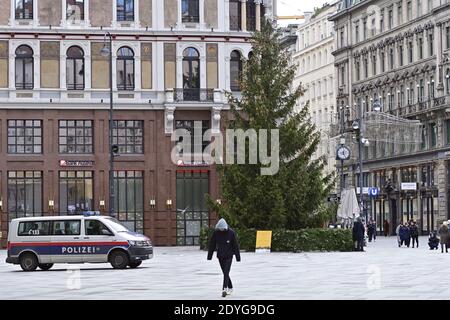 Vienna, Austria. 26 Dicembre 2020. Il terzo blocco entrerà in vigore oggi, 26 dicembre 2020. Questo si svolge fino al 17 o 24 gennaio 2021, a seconda della motivazione per il test gratuito. Per il recupero fisico e mentale, è permesso di essere all'aperto. Credit: Franz PERC / Alamy Live News Foto Stock