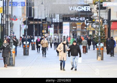 Vienna, Austria. 26 Dicembre 2020. Il terzo blocco entrerà in vigore oggi, 26 dicembre 2020. Questo si svolge fino al 17 o 24 gennaio 2021, a seconda della motivazione per il test gratuito. Per il recupero fisico e mentale, è permesso di essere all'aperto. Credit: Franz PERC / Alamy Live News Foto Stock