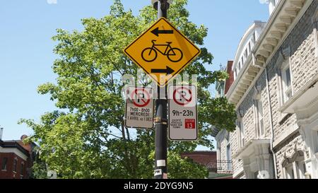 Montreal, QC - Canada - 6-24-2020: Sfida parcheggio. Cartello ciclabile e No segnali di parcheggio: A sinistra: Mercoledì dalle 7:00 alle 8:00, dal 1 aprile al 1 dicembre, r Foto Stock