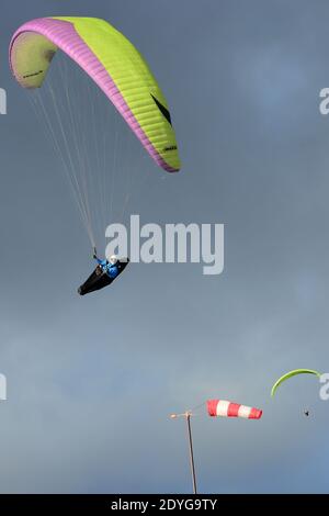 Kozakov, Repubblica Ceca. 26 Dicembre 2020. Un parapendio nel volo annuale di Natale sul Kozakov nel paradiso Boemo nella Repubblica Ceca. *** Local Caption Credit: Slavek Ruta/ZUMA Wire/Alamy Live News Foto Stock