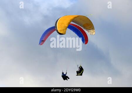 Kozakov, Repubblica Ceca. 26 Dicembre 2020. Un parapendio nel volo annuale di Natale sul Kozakov nel paradiso Boemo nella Repubblica Ceca. *** Local Caption Credit: Slavek Ruta/ZUMA Wire/Alamy Live News Foto Stock