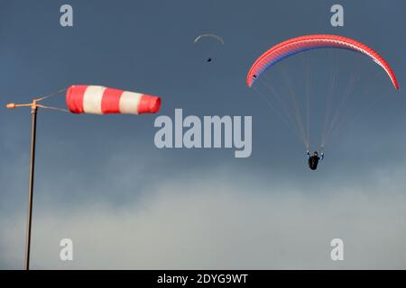 Kozakov, Repubblica Ceca. 26 Dicembre 2020. Un parapendio nel volo annuale di Natale sul Kozakov nel paradiso Boemo nella Repubblica Ceca. *** Local Caption Credit: Slavek Ruta/ZUMA Wire/Alamy Live News Foto Stock