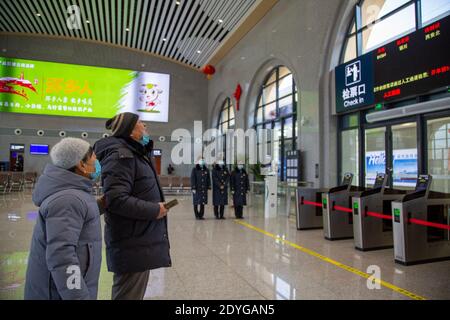 (201226) -- QINGYANG, 26 dicembre 2020 (Xinhua) -- i passeggeri guardano le informazioni sul treno alla stazione di Huanxian, che si trova lungo la ferrovia che collega Yinchuan e Xi'an, nella contea di Huanxian, nella provincia di Gansu, nella Cina nord-occidentale, 26 dicembre 2020. Una nuova ferrovia ad alta velocità che collega Yinchuan, capitale della Regione Autonoma di Ningxia Hui, con Xi'an, capitale della Provincia di Shaanxi, entrambe nella Cina occidentale, ha iniziato l'attività da sabato. Il nuovo servizio ferroviario ridurrà il tempo di viaggio tra Yinchuan e Xi'an da 14 ore a circa tre ore. La ferrovia di 610 km è costruita con un investimento di 80.5 miliardi di yuan