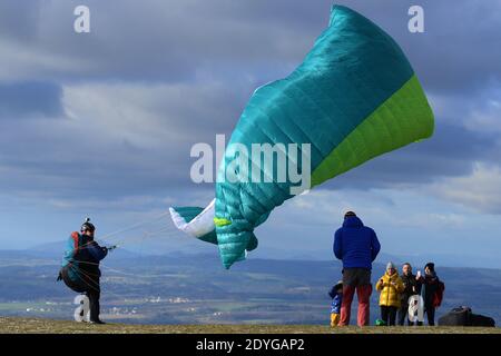 Kozakov, Repubblica Ceca. 26 Dicembre 2020. Un parapendio nel volo annuale di Natale sul Kozakov nel paradiso Boemo nella Repubblica Ceca. *** Local Caption Credit: Slavek Ruta/ZUMA Wire/Alamy Live News Foto Stock