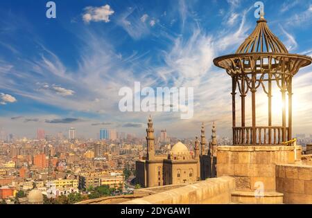La Moschea-Madrassa del Sultano Hassan, vista dal vecchio padiglione sul tetto della Cittadella, il Cairo, Egitto Foto Stock